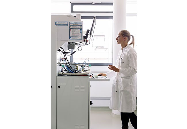 PB: Die Diagnostik der in Elektrolyseuren eingesetzten Materialien ist entscheidend für die Leistungsfähigkeit und Lebensdauer. / © Fraunhofer IMWS