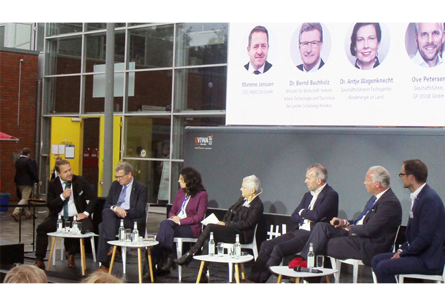 PB: Podium (von links): ENERCON CEO Momme Janssen, SH-Wirtschaftsminister Dr. Bernd Buchholz (FDP), Fachagentur Wind-GF Dr. Antje Wagenknecht, Moderatorin Nicole Knudsen, GP Joule CEO Ove Petersen, BWE-Präsident Hermann Albers und Stephan Lausmann, Vertriebsleiter Windenergie bei LIEBHERR