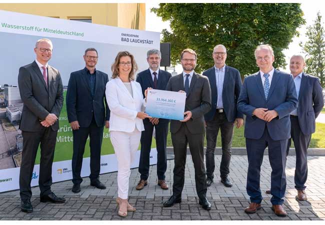 PB: Energiepark Bad Lauchstädt: Offizielle Übergabe des Fördermittelbescheids als Reallabor der Energiewende. Dr. Axel Wietfeld, Uniper; Uwe Ringel, ONTRAS; Cornelia Müller-Pagel, VNG AG; Prof. Dr. Hartmut Krause, DBI; Andreas Feicht, BMWi; Falk Zeuner, Terrawatt; Dr. Reiner Haseloff, Ministerpräsident Sachsen-Anhalt; Bernd Protze, VNG Gasspeicher (v. l. n. r.) / Bildrechte:Energiepark Bad LauchstädtFotograf:Tom Schulze