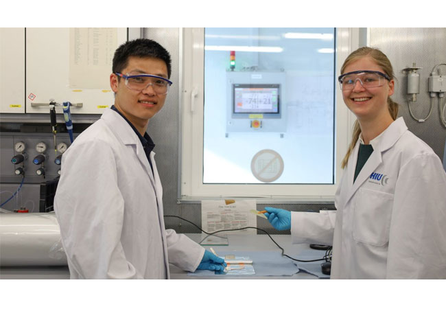 PB: Ein fester Elektrolyt hilft dabei, die Reaktivität, Sicherheit und Leistungsfähigkeit von Feststoffbatterien zu optimieren. (Foto: Xilai Xue, KIT)