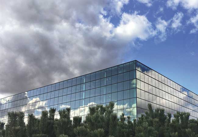 PB: Bei Gebäuden mit großen Glasfronten ermöglicht die Ausstattung mit elektro- oder thermochromen Fenstern Energieeeinsparungen von bis zu 70 Prozent bei Heizung und Kühlung. / © Fraunhofer