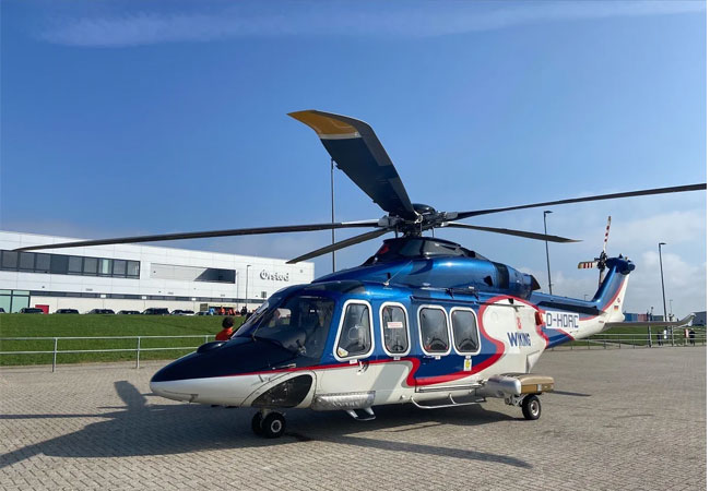 PB: Der HEMS Helikopter vor dem Betriebsgebäude von Ørsted in Norddeich | Ørsted
