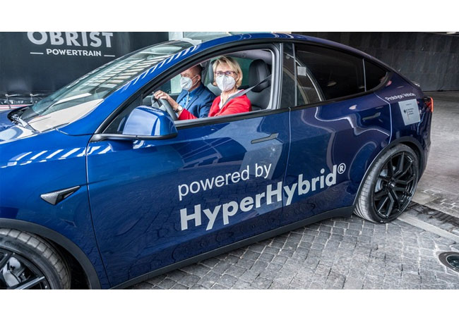 PB: Bundesforschungsminister*innen am Steuer des Methanol-Autos.