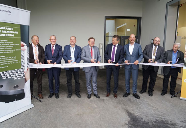 PB: Das Pilotierungszentrum wird feierlich eröffnet durch Prof.*innen Michaelis, Prof.*innen Voigt, Prof.*innen Stelter (Fraunhofer IKTS), Ministerpräsident*innen, Wirtschaftsminister*innen, Landrät*innen und Fraunhofer Vorständ*innen Andreas Meuer. / © Fraunhofer IKTS