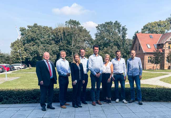 PB: v.l.n.r.: Matthias König (Vorstand ENERTRAG), Dr. Gunar Hering (Vorstand ENERTRAG), Manuela Blaicher (Abteilungsleiterin PtX, ENERTRAG), Dr. Tobias Bischof-Niemz (Bereichsleiter Neue Energielösungen, ENERTRAG), Christian von Olshausen (CTO Sunfire), Cassandra Klonz (Engineer Projects & Process Engineering, Sunfire), Wolf Thyssen (Director Technical Sales, Sunfire), Wolfgang Staroske (Director Project Engineering & After Sales, Sunfire) / © ENERTRAG AG