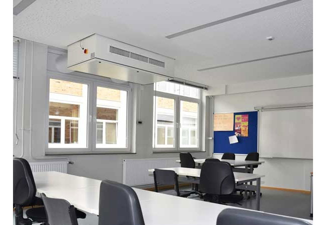 PB: Schulen in Deutschland bauen jetzt Lüftungen wegen Corona-Risiken fest ein / Ansteckungsgefahr im Herbst senken / Mit 80 Prozent der Gesamtkosten fördert der Staat den Einbau effizienter Lüftungsgeräte in Einrichtungen für Kinder unter zwölf Jahren - wie hier das Lüftungsgerät VRL-C von Stiebel Eltron. / © STIEBEL ELTRON
