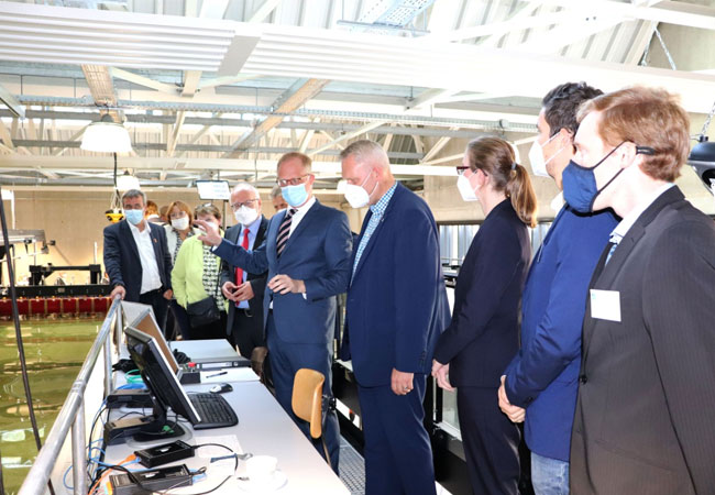 PB: Prof. Dr. Jann Strybny erläutert Minister Björn Thümler (Mitte) und weiteren Gästen die technische Ausstattung des Maritimen Technikums.
