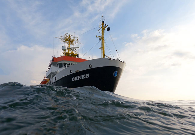PB: Das Vermessungs-, Wracksuch- und Forschungsschiff DENEB im Einsatz als Teil eines autonom agierendes Netzwerk von maritimen Verkehrsteilnehmern