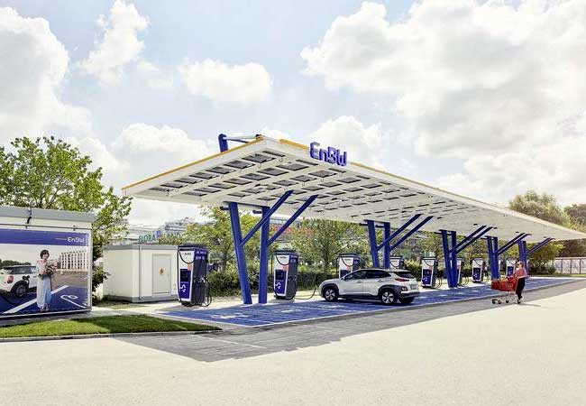 PB: 20 Schnellladepunkte stehen in Unterhaching direkt vor einem Einkaufszentrum. (Quelle: EnBW; Fotograf: Endre Dulic)