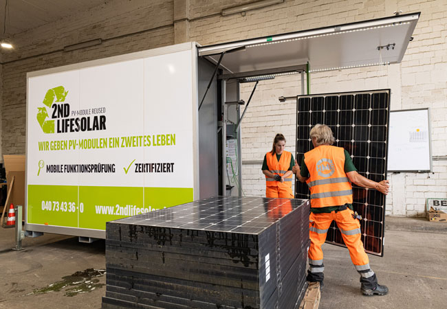 PB: Bevor 2ndlifesolar recycelt, überprüft das Unternehmen, ob sich die Solarmodule wiederverwenden lassen.