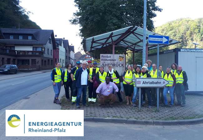 PB: Bei der Bedarfserhebung in den Ahrtalgemeinden haben Freiwillige des Shuttlebuses mitgeholfen. In der Mitte: Paul Ngahan, Projektleiter Wärme bei der Energieagentur Rheinland-Pfalz.