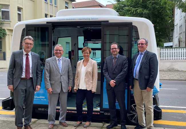 PB: Prof. Dr.-Ing. Jens Strackeljan, Rektor Universität Magdeburg, Klaus Zimmermann, Bürgermeister Magdeburg, Birgit Münster-Rendel, Geschäftsführerin MVB, Peter Panitz, NASA GmbH, Prof. Dr.-Ing. Hartmut Zadek, Projektleiter, Uni Magdeburg (vlnr) / © Olga Biletzka: Uni Magdeburg