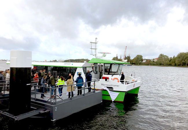 PB: OS_Faehre_Rostock_Taufe / Am neu errichteten Warnow-Anleger auf der Stadthafenseite wurde am Freitag (15.10.21) in Rostock die von Ostseestaal gebaute neue Elektro-Solar-Fähre auf den Namen „Warnowstromer“ getauft. / © : Ostseestaal