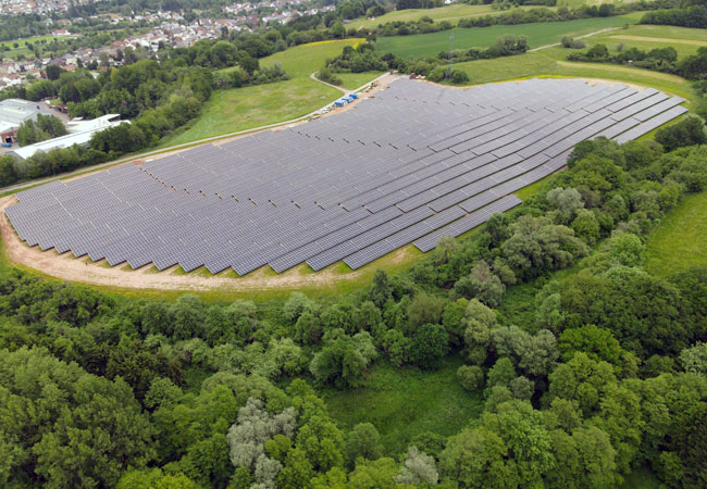 PB: Grünes Kraftwerk: Mehr als 14.000 Solarmodule versorgen ab sofort 2.200 Haushalte im saarländischen Nalbach mit Strom. / Copyright: Schoenergie GmbH