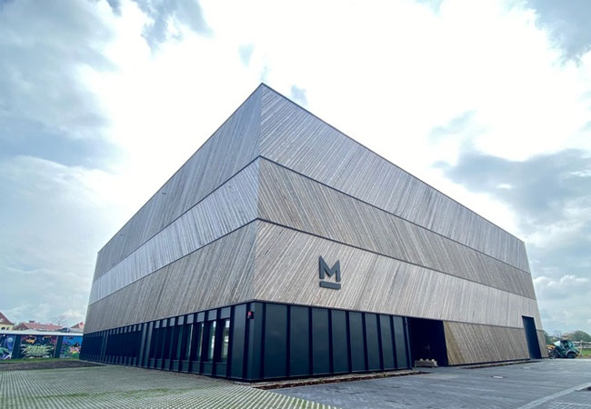 PB: Deutschlands größte Holzfassade aus Kebony befindet sich in Bremerhaven und schmückt das Forschungsdepots des Deutschen Schifffahrtsmuseums (www.dsm.museum). Die Fassade soll an einen Schiffsrumpf mit seinen Planken erinnern. Insgesamt wurden hier rund 1.800 qm Kebony verbaut. / © Kebony Germany