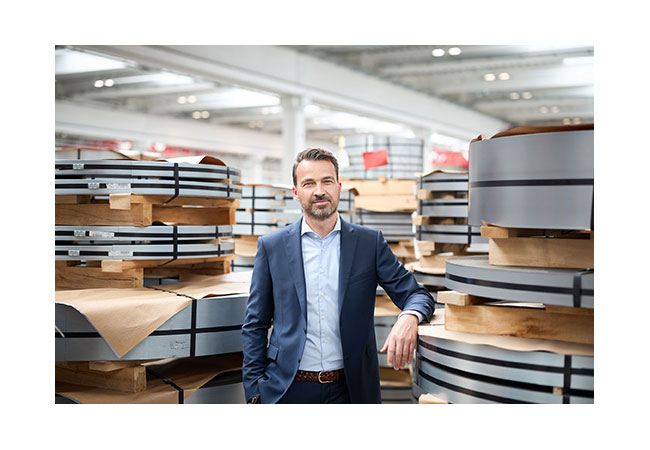 PB: Oliver Sonst, Geschäftsführer von Stahlo Stahlservice: „Als werkunabhängiges Stahlservice-Center sichern wir die Ressource Stahl und vernetzen sie mit Menschen und Technologien. Wir verfügen über hohe Service- und Beratungskompetenz und haben Top-Kontakte mit festen Kontingenten zu allen europäischen Stahlwerken und schnellen Lieferketten weltweit.“