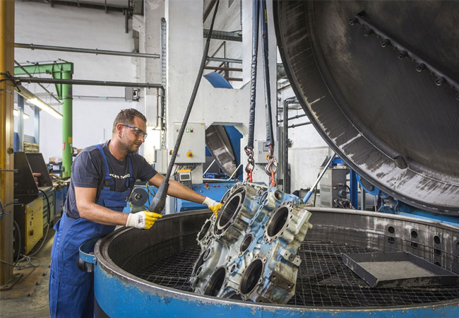 PB: Europa soll spätestens zur Mitte dieses Jahrhunderts klimaneutral werden. Einer der effektivsten Wege zum Abbau der CO2-Emmissionen ist weniger Energie zu verbrauchen. Mit ihren ganzheitlichen Net-Zero-Konzepten schaffen die Energieexperten des Fraunhofer IFF individuelle Lösungen, die sich an die jeweiligen Anforderungen der Unternehmen anpassen. / © Fraunhofer IFF/Dirk Mahler