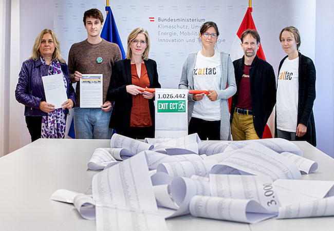 PB: Unterschriften Übergabe ECT / © Astrid Knie