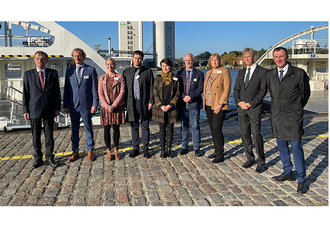 PB: Alle drei Fähren sind getauft. V.l.n.r.: Prof. Dr. Hans-Heinrich Witte, Präsident GDWS, Jüri Taal, Baltic Work Boats AS, Lena Jöns, Taufpatin Stecknitz, Aleks Notton, Baltic Work Boats AS, Anja Bolls, Taufpatin Alster, Peter Bielke, Leiter FMN, Monika Steen, Taufpatin Arlau, Hans Bornschein, FMN, Detlef Wittmüß, Leiter WSA NOK. / Quelle: WSA NOK