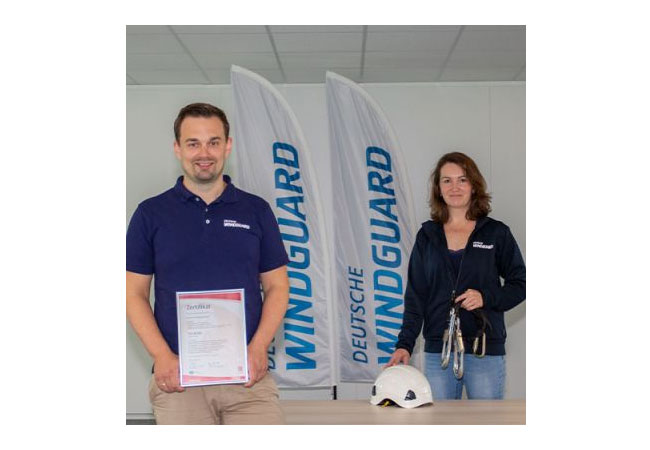 PB: Die Deutsche WindGuard hat ihr Managementsystem für Arbeits- und Gesundheitsschutz erfolgreich nach ISO 45001 zertifizieren lassen. Über das Erreichen dieses wichtigen Meilensteins freuen sich Tobias Künne, Leiter Corporate Governance, und Janina Düpont, Fachkraft für Arbeitssicherheit. / © Deutsche WindGuard