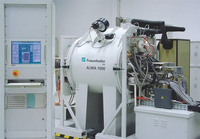 PB: Die Verdampfungsanlage ALMA bietet die Möglichkeit, Kleinteile zu beschichten. / © Fraunhofer FEP