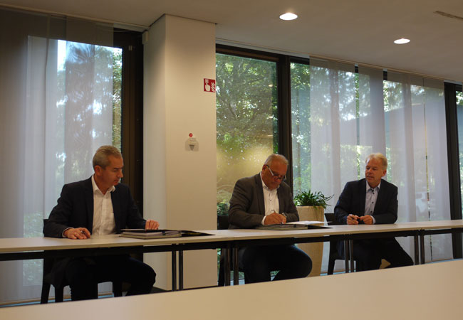PB: Am Dortmunder Standort der Amprion GmbH wurden die Verträge über die Anlandungsbohrungen für DolWin4 und BorWin4 unterschrieben. V.l.n.r.: Peter Barth, Geschäftsführer der Amprion Offshore GmbH; Axel Kirchner, Geschäftsführer der Ludwig Freytag GmbH & Co. KG; Dr. Carsten Lehmköster, Geschäftsführer der Amprion Offshore GmbH. Pressefoto der Amprion GmbH zur freien Verwendung.