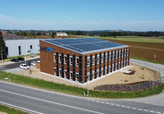PB: Umgekehrtes Konzept: Die Solarmodule haben die Gestaltung der Außenfassade vorgegeben. / © my-PV GmbH