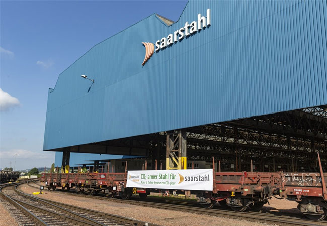 PB: Der Zug mit dem ersten CO2-reduziertem Stahl von Saarstahl Ascoval trifft im Werk Burbach von Saarstahl ein. (Copyright: Saarstahl)