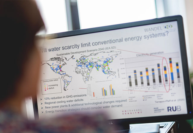 PB: Die Wasserverfügbarkeit weltweit berechnet Martina Flörke mit ihrem Team mit dem Modell WaterGAP3. / © RUB/ Damian Gorczany