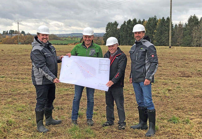 Michael Reichert, Heinrich Weyers, Norbert Schröder und Ingo Berens (v.l.n.r.) bei einer Lagebesprechung für eine neue PV-Anlage in Beilingen. | Bildrechte: WI Energy.