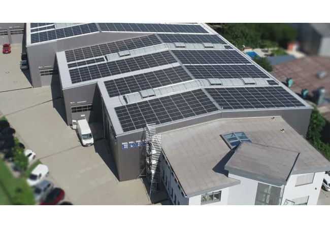 PB: 1.451 Solarmodule erzeugen auf einer Fläche von 2.713 Quadratmetern bis zu 537,24 Kilowatt Strom: Damit leistet das Baden-Badener Unternehmen künftig einen wichtigen Beitrag zum Klimaschutz.