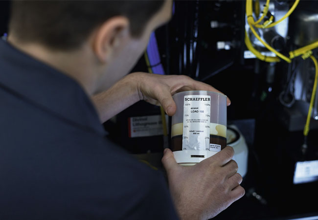PB: Schaeffler erweitert seine Condition-Monitoring-Lösung OPTIME. Dank der neuen Lösung wird Kunden die komplexe Aufgabe vereinfacht, Hunderte von Maschinen in ihrer Produktion zum richtigen Zeitpunkt mit der richtigen Schmierstoffmenge zu versorgen. / Bild: Schaeffler