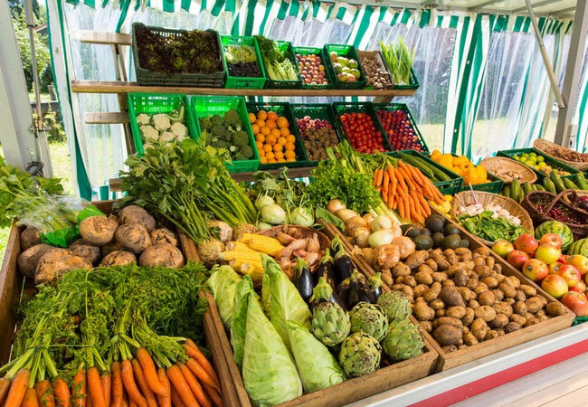 PB: Marktstand mit Obst und Gemüse: gesund und klimafreundlich / © Axel Kirchhof / Greenpeace