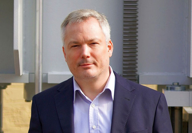 PB: Christoph Martin: „Wer bei uns heute einen XXL-Ring ordert, erhält eine Komplettlösung aus Passelement und Trägerring. Die hohe Stabilität des gesamten Rings löst das Problem der Handhabung der riesigen dünnen Folienringe und ermöglicht sogar ihr vertikales Positionieren.“
