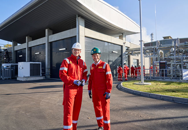 PB: Im Rahmen der Unterzeichnung des MoU in Wessling haben die Partner den kürzlich installierten Elektrolyseur RefHyne von Shell  besichtigt. Im Bild zu sehen: (li.) Markus Krebber, Vorstandsvorsitzender der RWE AG, (re.) Wael Sawan, Shell Direktor Integrated Gas, Renewables and Energy Solutions. (Bild: Shell)