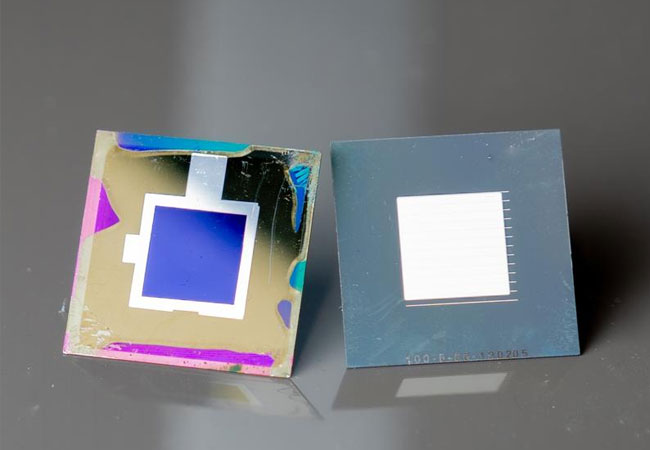PB: Die Perowskit-Silizium-Tandemzelle beruht auf zwei Innovationen: Einer nanotexturierten Frontseite (links) und einer Rückseite mit dielektrischem Reflektor (rechts). / Alexandros Cruz /HZB