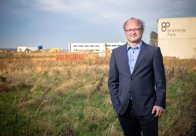 PB: Gründungsdirektor Prof. Dr. Peter Wasserscheid auf dem Gelände des Brainergy Parks in Jülich, wo das neue Institut für nachhaltige Wasserstoffwirtschaft (INW) untergebracht werden soll.