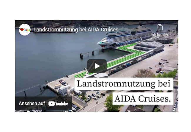 Pesse-Video: Im Rahmen unserer Green Cruising Strategie investieren wir seit vielen Jahren in die Entwicklung und Umsetzung neuer, effizienter Umwelttechnologien an Bord unserer Schiffe. Innovative Antworten erarbeiten wir gemeinsam mit Partnern aus Wissenschaft und Wirtschaft. Bereits heute verfügen zehn Schiffe der AIDA Flotte über einen Landstromanschluss bzw. sind technisch dafür vorbereitet. Unser Ziel ist es, dass alle AIDA Schiffe zukünftig Landstrom nutzen können.