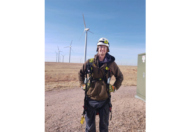PB: Logan Cole, Servicetechniker der Deutschen Windtechnik in den USA, steht als 2000ster Mitarbeitende stellvertretend für die gesamte Mitarbeiterschaft der Deutschen Windtechnik. / © Deutsche Windtechnik AG