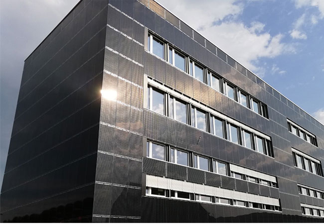 PB: Die Solarpotentiale auf den ohnehin bereits versiegelten Dächern, Fassaden, Parkplätzen und anderer Infrastruktur reichen für die Energiewende aus, haben Empa-Forscher ausgerechnet. Diese Solarfassade am Gebäude K3 Handwerkcity in Wallisellen, ist seit 2020 in Betrieb. Bild: die werke versorgung wallisellen ag