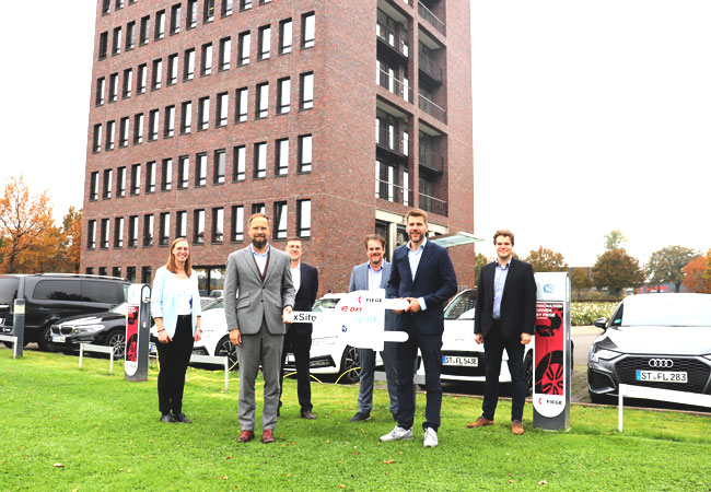 PB: FIEGE eröffnet seinen innovativen Ladepark xSite gemeinsam mit Partner E.ON: (v. l. n. r.) Kyra Huth (Junior Managerin FIEGE Real Estate), Mathias Wiecher (Vice President eMobility E.ON SE), Thomas Erk (Managing Director FIEGE Real Estate), Mark Ritzmann (Managing Director E.ON Innovation), Felix Fiege (CEO FIEGE), Marc Borgmann (Head of Energy Management FIEGE Real Estate). / Quelle: FIEGE 