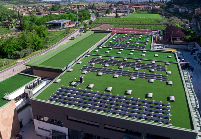 PB: Aufgrund von sorgfältiger Planung und Montage gewährleistet die Photovoltaikanlage auf dem Flachdach des neuen Gebäudes der Cantina Cesari Funktionsfähigkeit und Leistung für viele Jahre. Das fischer Befestigungssystem Solar-Wind II sorgt dabei für sicheren Halt der Anlage.