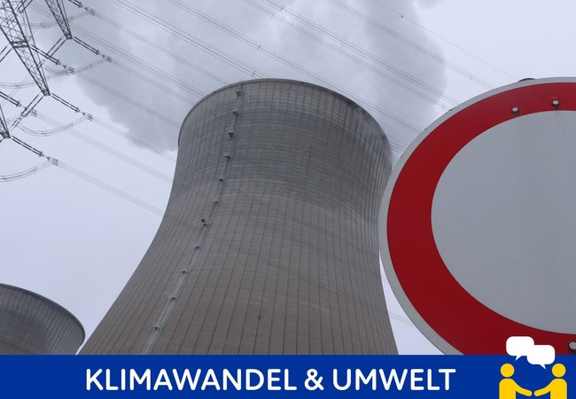 PB: Kühltürme des Atomkraftwerkes in grundremmingen stehen hinter einem Verbotsschild