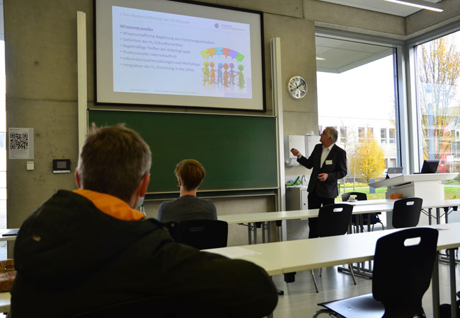 PB: Prof. Dr. Christof Wetter (vorn) hat das Wasserstoffcluster gemeinsam mit Prof. Dr. Thomas Jüstel ins Leben gerufen. (© : FH Münster/Frederik Tebbe)