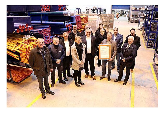 PB: Zertifikatsübergabe für ein stolzes ESWE-Team mit Ralf Schodlok (l.), OB Gert-Uwe Mende (3. v. l.), Jörg Höhler (6. v. l.) und Werner Lutsch (r.)