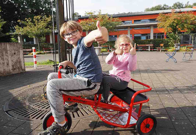 PB: Mutmacher dank Mitarbeiterspenden – die neuen Außenspielgeräte sind ein erster Schritt und schenken den von der Flut betroffenen Kindern Hoffnung auf Besserung und ein Stück Normalität. / Quelle: Friedhelm Loh Group