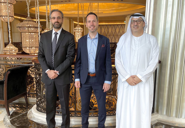 PB: Die neuen Managing Partner des Joint Ventures Hydrogenious LOHC Emirates (von links nach rechts): Karim Attie (zudem CEO von ESCO), Rafael Schmidt (auch Head of Business Development bei Hydrogenious LOHC Technologies) und Jamal Al Ramahi. Es fehlt: Dr. Andreas Lehmann, CEO von Hydrogenious LOHC Emirates sowie Head of Strategy von Hydrogenious LOHC Technologies. / © Hydrogenious LOHC Emirates