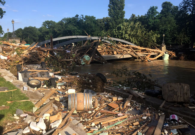 PB: Nachdem der Pegel der Ahr wieder sank, wurde das Ausmaß der Zerstörung sichtbar: die Landgrafenbrücke in Bad Neuenahr-Ahrweiler. (©: Ahrtal-Werke GmbH)
