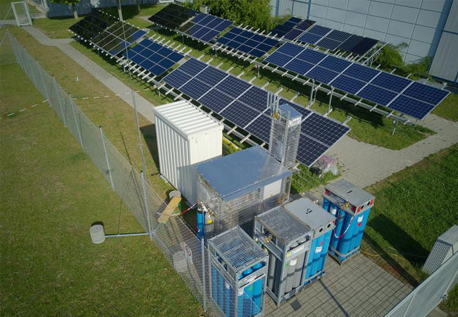 PB; Der für das Forschungsprojekt „ORBIT“ an der OTH Regensburg entwickelte Bioreaktor wird um einen Elektrolyseur erweitert und in eine skalierbare Containerlösung umgebaut. / Michael Heberl