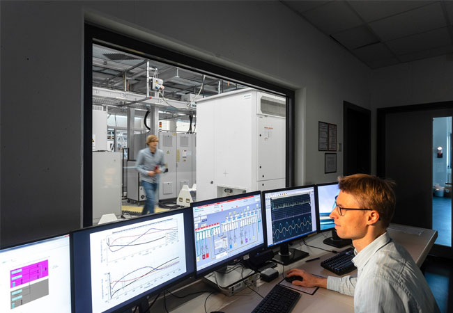 PB: © Fraunhofer ISE Dr. Sönke Rogalla hat mit seinem Team am Fraunhofer ISE die Erprobung von netzbildenden Wechselrichtern im Megawatt-Maßstab erfolgreich realisiert.